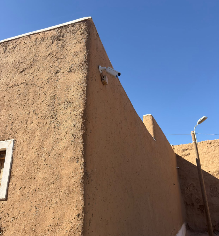 كاميرا مراقبة في مدرسة الصانع