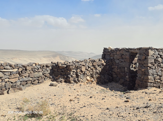 بقايا مباني داخلية بسيطة داخل أسوار قلعة الصعيدي