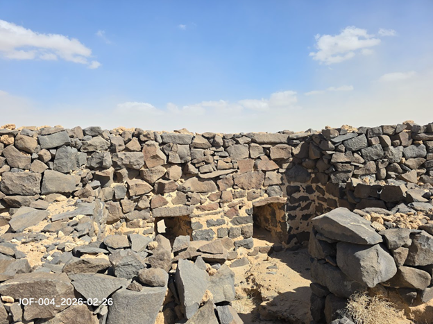 فتحات في الجدار الحجري في قلعة الصعيدي