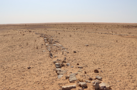 بقايا الأساسات الحجرية في موقع القُنَعَة (قنعة خفّاف) 