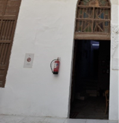 اللوحة التحذيرية بالموقع بالإضافة إلى أحد إجراءات السلامة بالموقع (مطفأة الحريق)