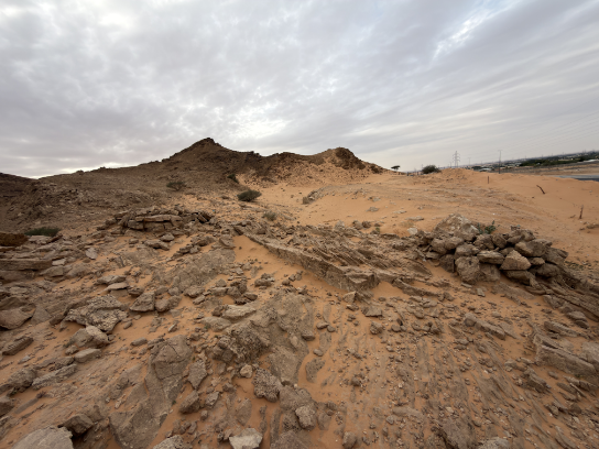 المدافن الحجرية في الموقع