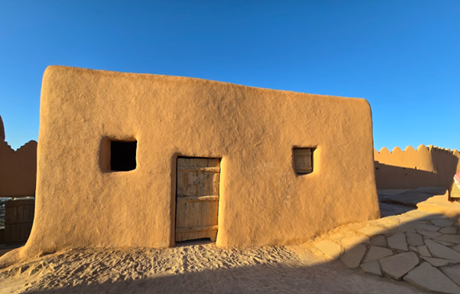استخدام الحجر المحلي والطين في عمارة القلعة