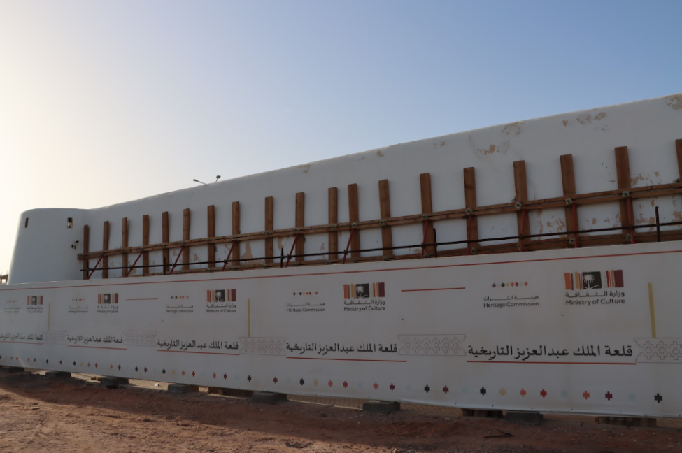 السياج المعدني المؤقت المحيط بالقلعة