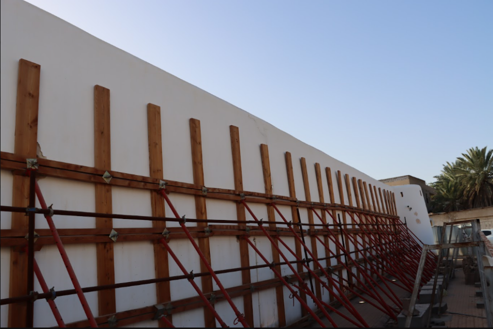 الدعامات المتثبتة على جدران القلعة