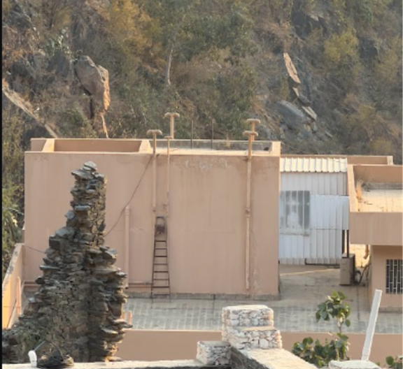 التهدم الجزئي لبعض جدران الموقع