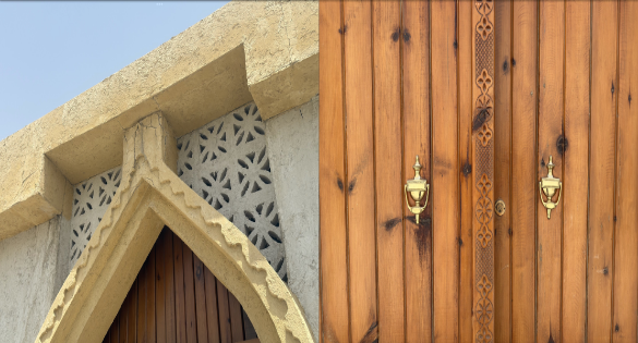 العناصر الزخرفية والنقوش في الموقع