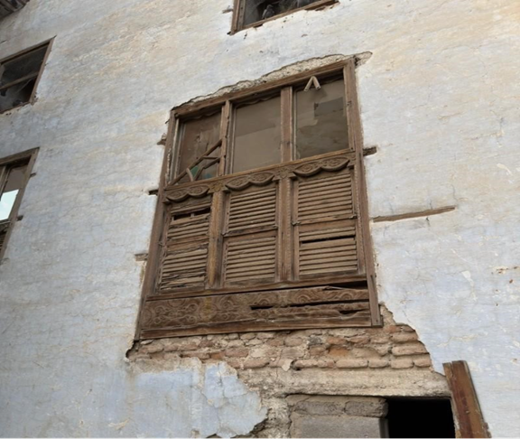 إغلاق النوافذ بصفائح خشبية
