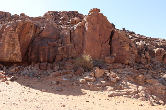 تأثر الصخور والنقوش بالأمطار والرياح