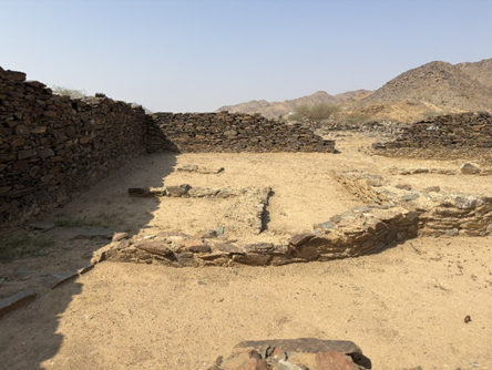 بقايا أساسات عمرانية