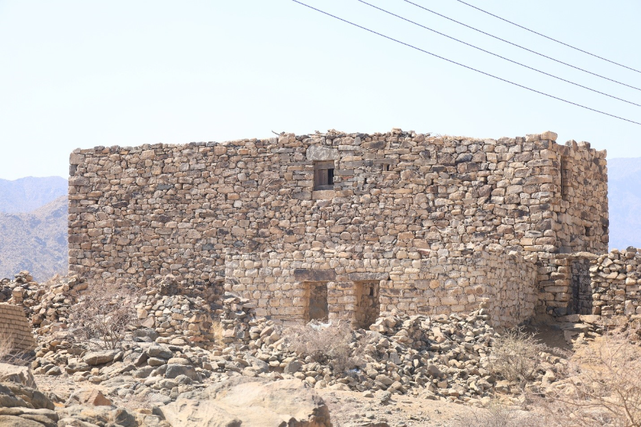 الصخور البيضاء المستخدمة في بناء هذا البيت