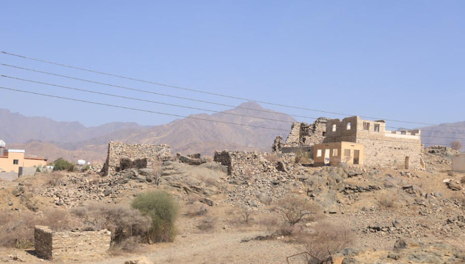 انهيار أجزاء بعض المباني في البلدة
