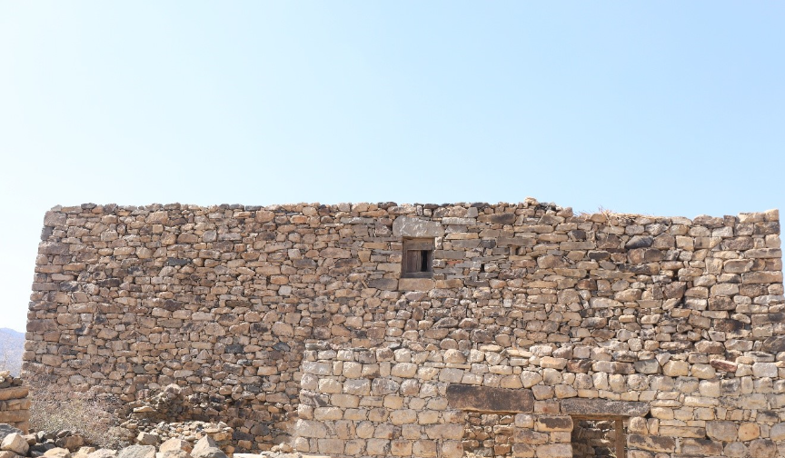 انخفاض وضيق الفتحات والنوافذ في مباني ثريبان