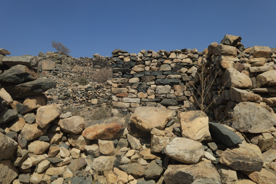 سماكة الجدران الحجرية في أبنية ثريبان