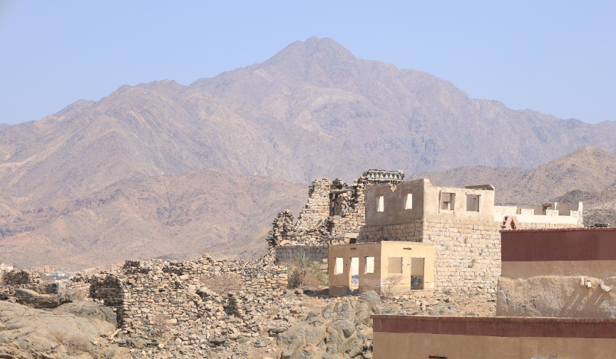 البيئة الجبلية المحيطة بالبلدة