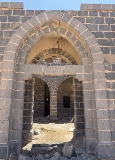 الصخور البازلتية السوداء المستخدمة في بناء المحطة