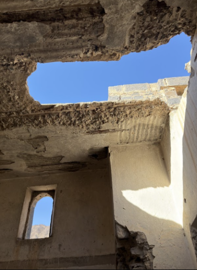 فقد جزء من سقف إحدى الغرف الداخلية في القلعة