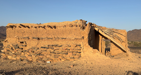 سقوط أجزاء من الجدران وتهدمها