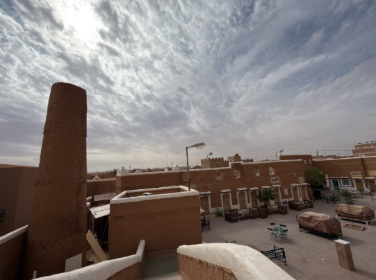 ساحة تراثية محاطة بالمباني النجدية التقليدية