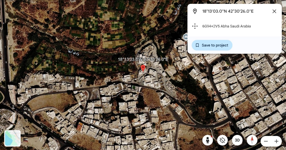 يقع الموقع في وسط طرق معبدة