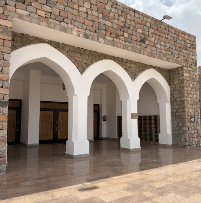 الأعمدة المقوسة في مدخل مسجد الروحاء الحديث