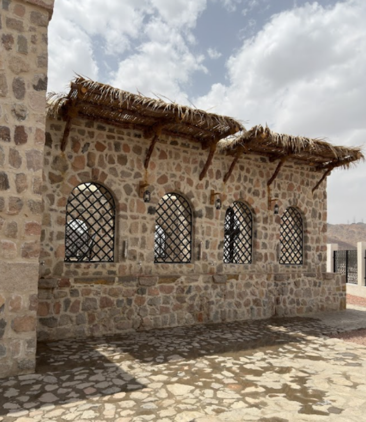 غرفة البئر المكشوفة والفتحات الجدارية