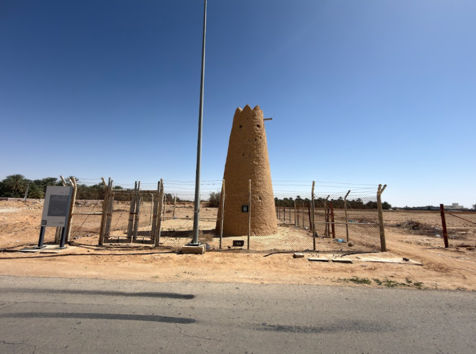 السياج الشبكي المحيط بالموقع