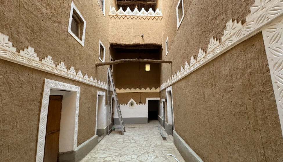 الزخارف الجبسية الهندسية التي تزين مداخل البيت