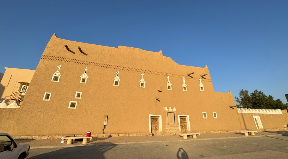 المبنى الرئيسي لبيت السبيعي المكون من ثلاثة أدوار