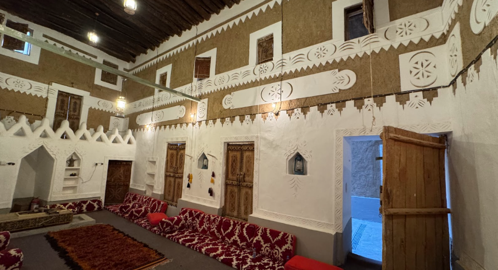 الزخارف الجبسية الهندسية التي تزين مجالس البيت