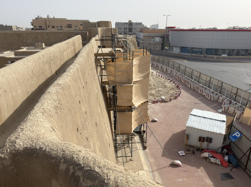 عمليات ترميم البرج الغربي المنهار