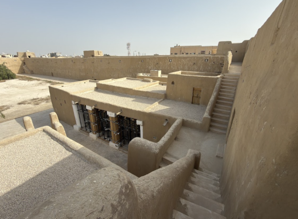 الغرف الإدارية والسكنية للجنود