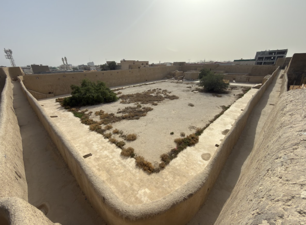 الممر العلوي الرابط بين أبراج القصر