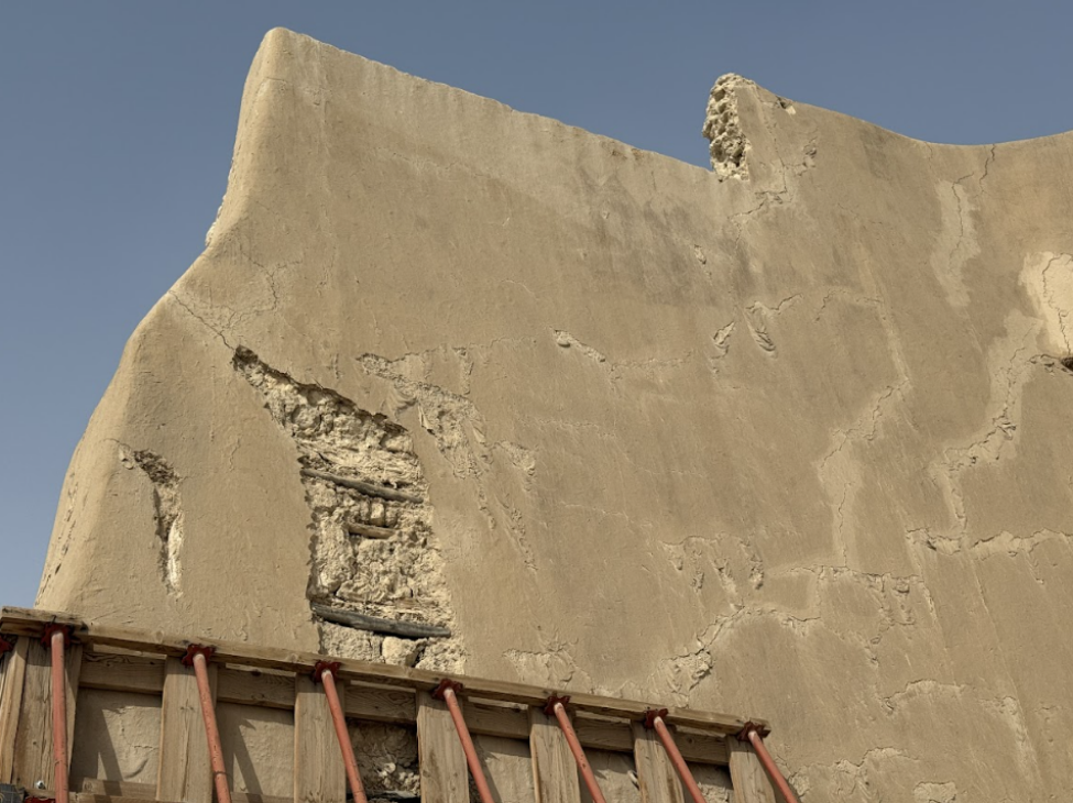 تقشر في طبقات الطلاء واللياسة الخارجية، وظهور البنية الداخلية للجدران