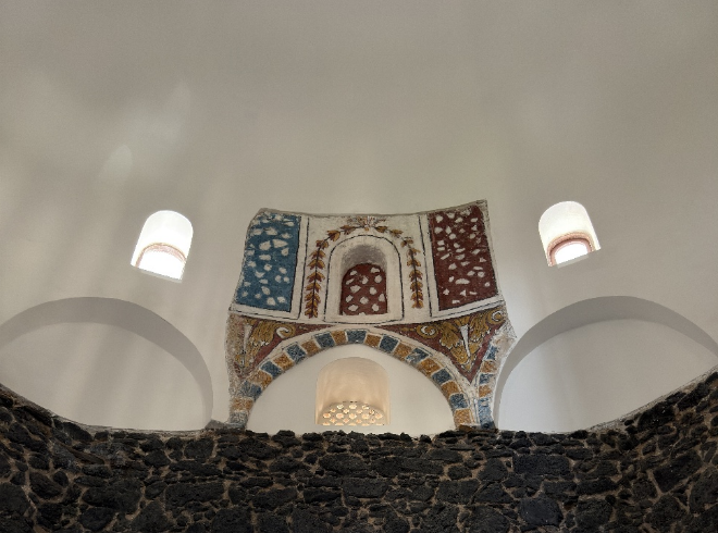 الزخارف الفنية الملونة على أحد الأقواس داخل المسجد