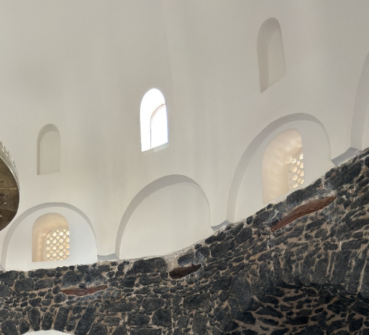 بعض القمريات المخصصة لتمرير الضوء وتوفير الإضاءة الطبيعية للمسجد
