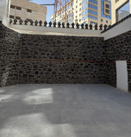 الفناء الخارجي للمسجد