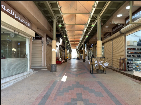  أحد الممرات المضللة في السوق. 