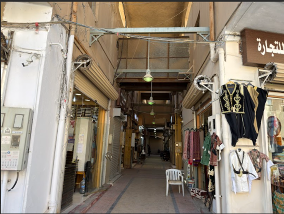 ملابس رجالية تقليدية معروضة في سوق الزل. 