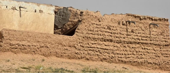 الجدران الطينية المدعومة ببلوكات أسمنتية
