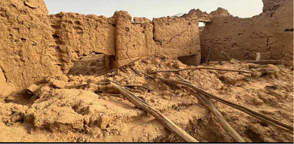 يوضح الشكل إحدى البيوت المتهدمة في القرية