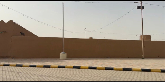 جزء من السور الطيني المحيط بقرية الخبراء التراثية