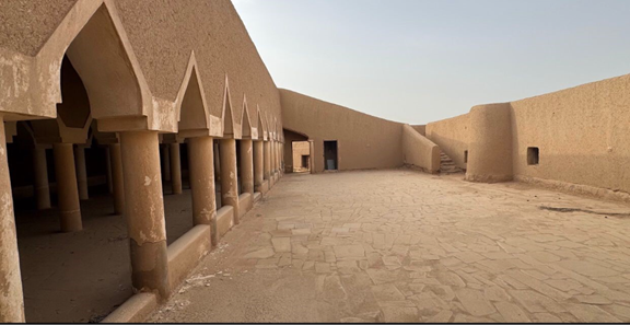 من داخل ساحة إحدى العناصر المعمارية في قرية الخبراء التراثية