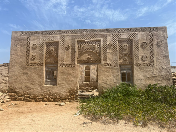 إحدى الواجهات المعمارية لقرية صير
