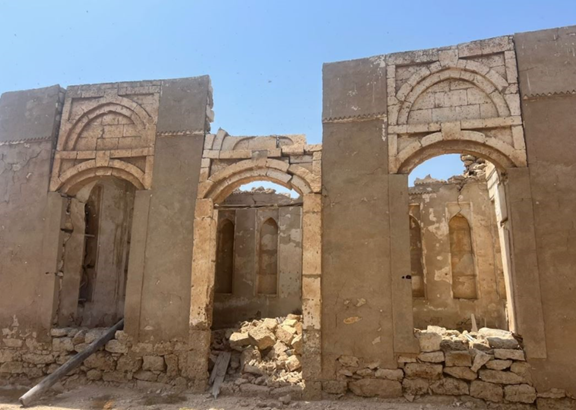انهيار وتراكم الأنقاض داخل الوحدات المعمارية