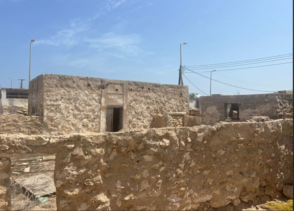 البناء من الحجر والطين للمباني والجدران المحيطة