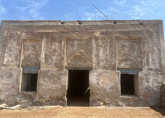 االإنشاء الحجري المتين وتداخل الجص الزخرفي