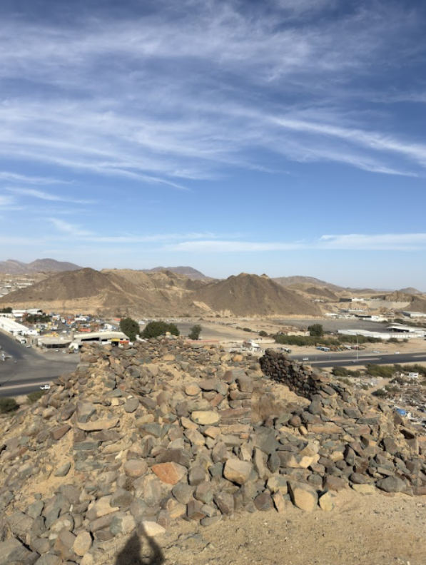 الباب الأثري المطمور تحت الركام