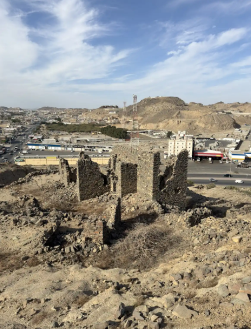 الطرق المعبدة المحيطة بالموقع