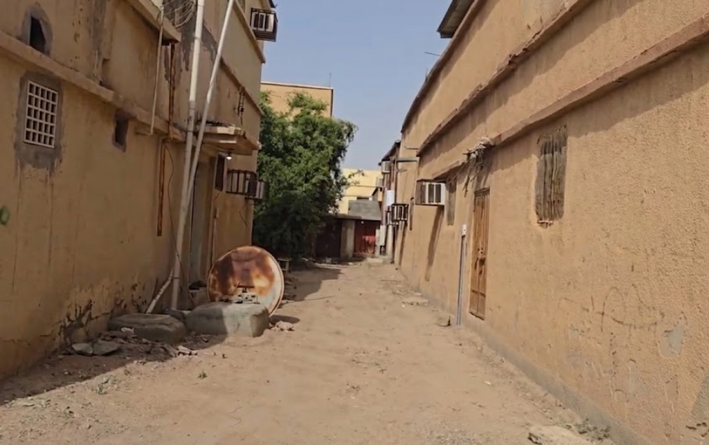 ممر ترابي بين الأحياء السكنية